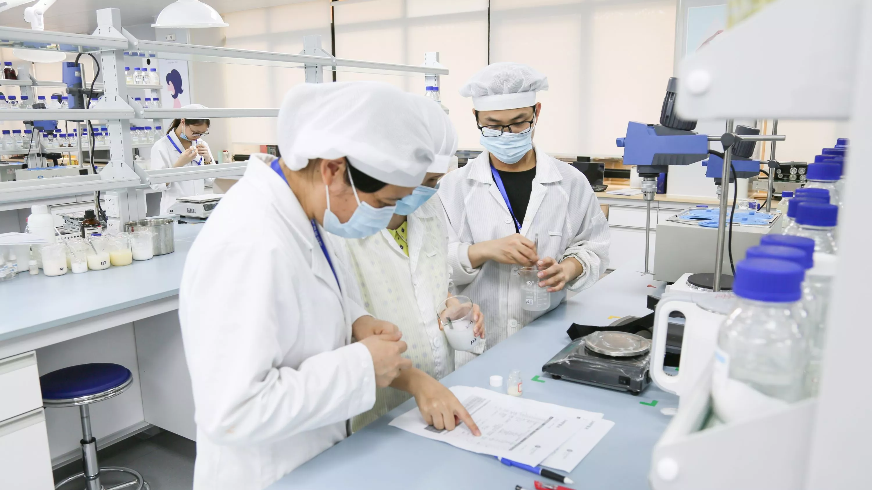 超过6000种成熟研发配方，可提供产品微调、仿制、个性化定制服务
